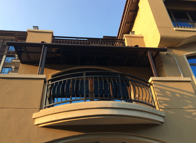 崇左碧桂园阳台雨棚车棚安装实例